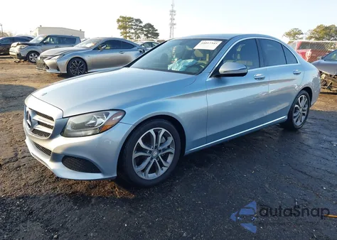 2018 Mercedes-Benz C 300 z USA, uszkodzony, nr VIN 55SWF4JB2JU251815